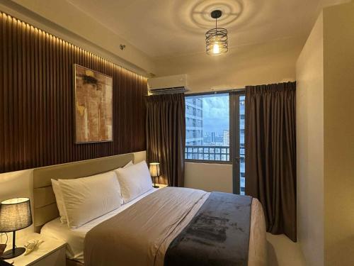 Giường trong phòng chung tại Hotel-like Entire Unit at Fame Residences