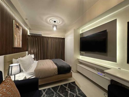 TV/trung tâm giải trí tại Hotel-like Entire Unit at Fame Residences