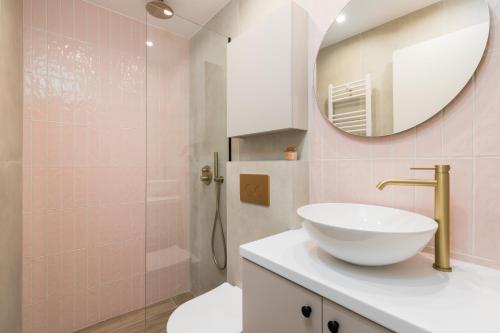 Lush Blush Luxury Apartment by BiNoBi!