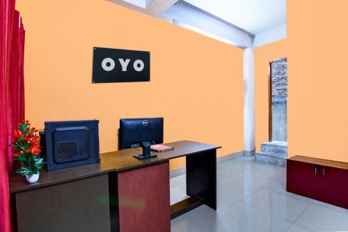 an office with a desk with a computer on the wall at Hotel O Lotus Homestay in Bārāsat