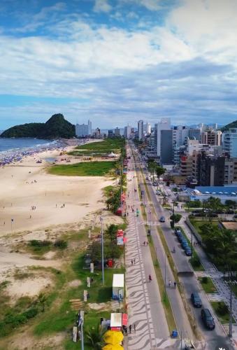 a view of a beach and a city with buildings at Brisas di mar in Matinhos