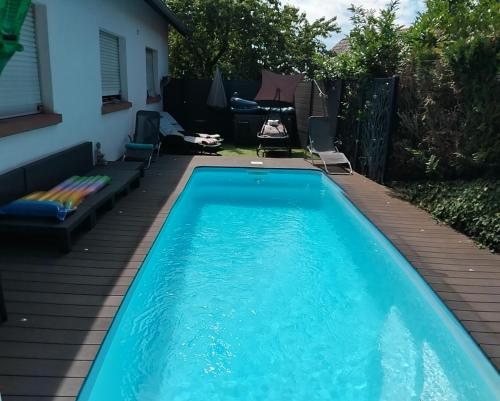 a swimming pool in the backyard of a house at Chambre cosy in Buhl
