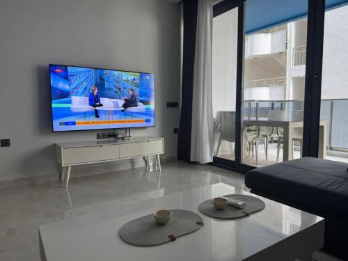 Телевизор и/или развлекательный центр в Lovely 2+1 apartment, a few meters from the beach