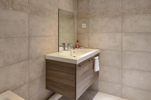 Koupelna v ubytování GAMBETTA résidences hôtel Paris centre