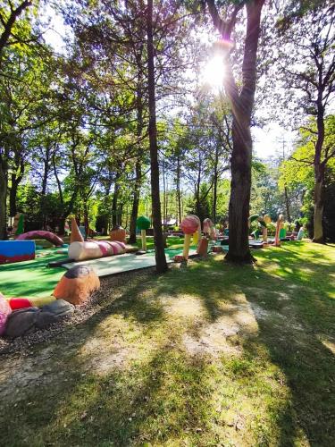 Κήπος έξω από το River Park Domki Wśród Drzew Wzdłuż Rzeki