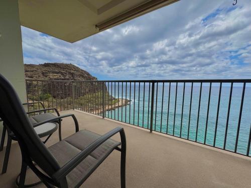 a balcony with chairs and a view of the ocean at #Marbella Lane - Beachfront Haven with MT Views! in Waianae