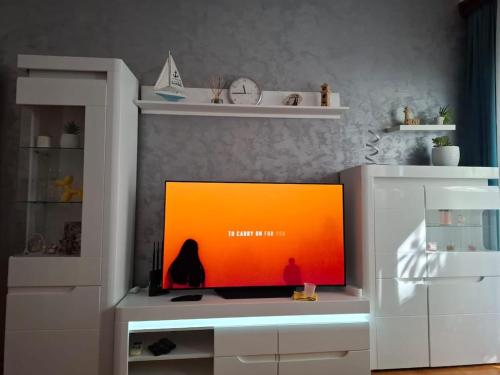 un televisor sentado en la parte superior de un armario blanco en Seaside stay center of Budva, en Budva