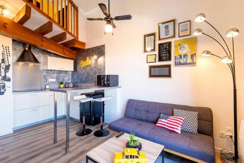 Le Duplex Lemon - Séjour Acidulé Proche Centre في مونت دي مارسان: غرفة معيشة مع أريكة ومطبخ