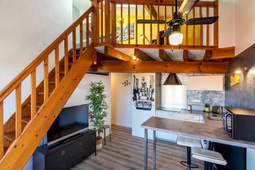 Le Duplex Lemon - Séjour Acidulé Proche Centre في مونت دي مارسان: مطبخ وغرفة معيشة مع درج خشبي