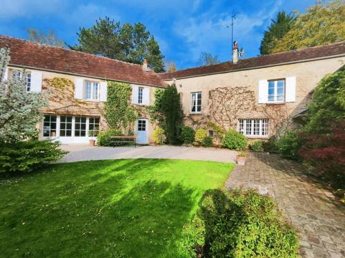 an exterior view of a house with a yard at Idyllic holidays at Domaine de la Biche in Luzarches