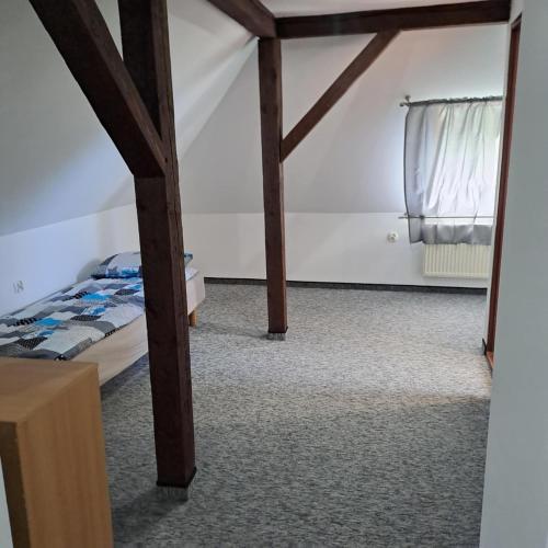 ein Schlafzimmer mit einem Bett und einem Fenster in einem Zimmer in der Unterkunft Apartament nr 11 in Karpacz