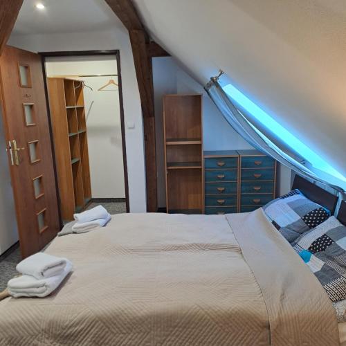 Schlafzimmer mit einem Bett mit blauem Licht in der Unterkunft Apartament nr 11 in Karpacz