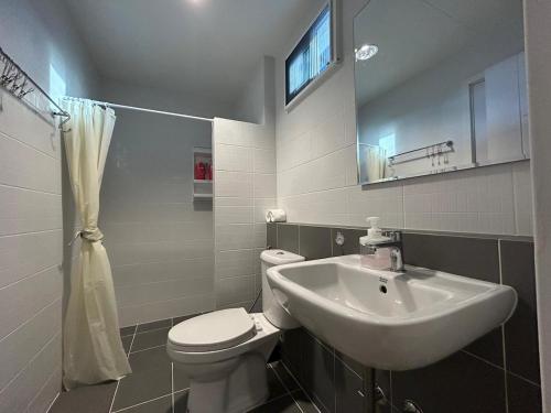 Bilik mandi di Luxury Private Pool Villa 15 min from Hua Hin Beach