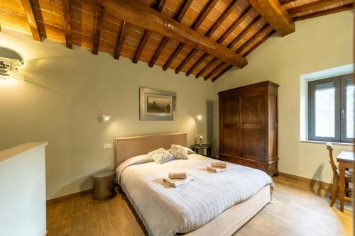 Ένα ή περισσότερα κρεβάτια σε δωμάτιο στο Villa With Heated Pool In Toscana