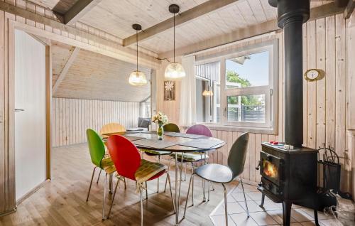 HemmetにあるAmazing Home In Hemmet With Wifiのダイニングルーム(テーブル、椅子、コンロ付)