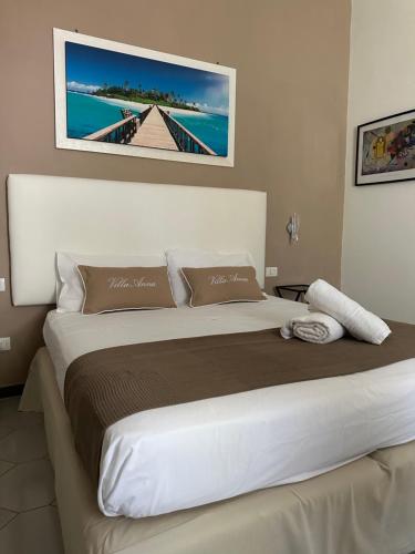 Un dormitorio con una cama grande con una gran colcha blanca en Villa Anna, en Meta