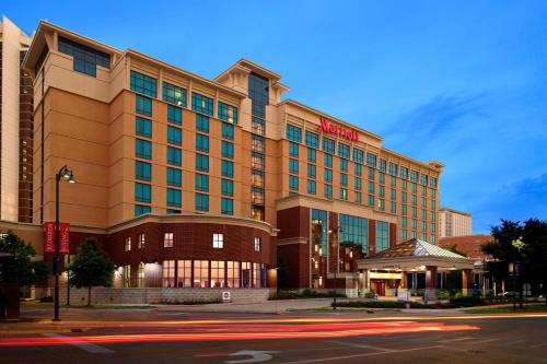 a hotel building on the corner of a street at Marriott Bloomington Normal Hotel and Conference Center in Bloomington