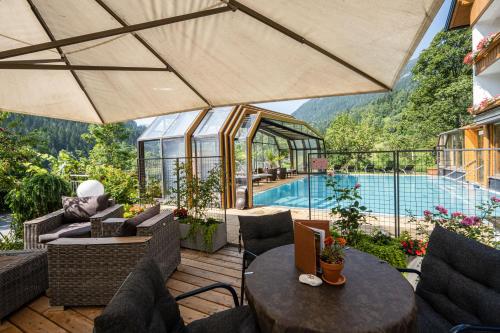 Bazén v ubytování Genusshotel Almrausch nebo v jeho okolí