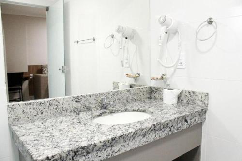 un bagno con lavandino e specchio di CALDAS NOVAS - COM ACESSO GRATUÍTO Ao ACQUA PARK a Caldas Novas
