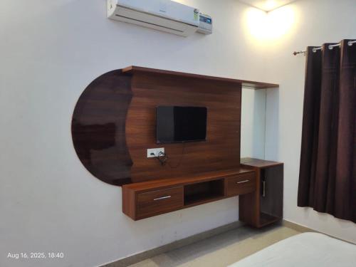 RīngasにあるShyam Krapa Hotelの部屋の壁に掛けられた薄型テレビ