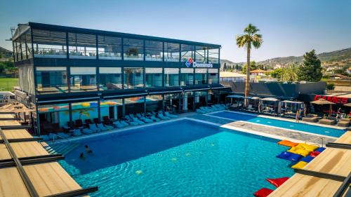 Bazén v ubytování Sea View Serenity Βeachfront & Pool 109 nebo v jeho okolí