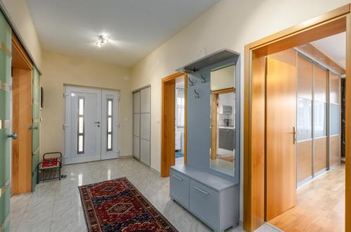 un couloir avec une commode et un miroir dans l'établissement Villa Sandra, à Kaštelir