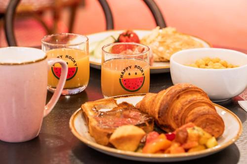 ein Tisch mit zwei Tellern mit Frühstücksspeisen und Getränken in der Unterkunft RockyPop Marseille Appartements in Marseille