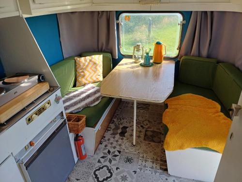 Кухня или мини-кухня в Kleurrijke retro contructam caravan vlakbij het Sneekermeer
