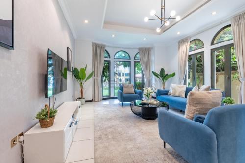 Luxury Beachfront Villa with Direct Beach Access, Next to Community Pool, Close to the Thrills of Aquaventure Waterpark, Canal Cove, Palm Jumeirah by Deluxe Holiday Homes