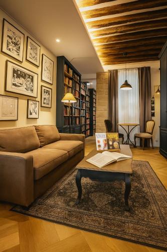 CIA Marais - Old Bookshop Style