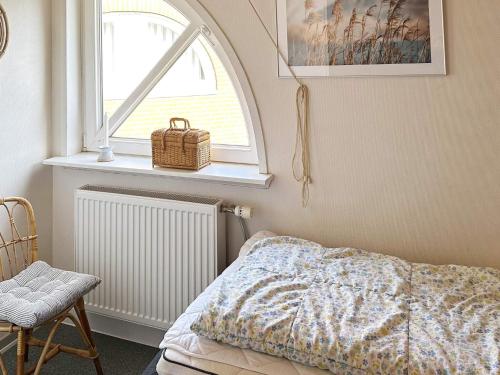 a bedroom with a bed and a window and a chair at Southern Charm in Rim - By Traum Ferienwohnungen in Sønderby