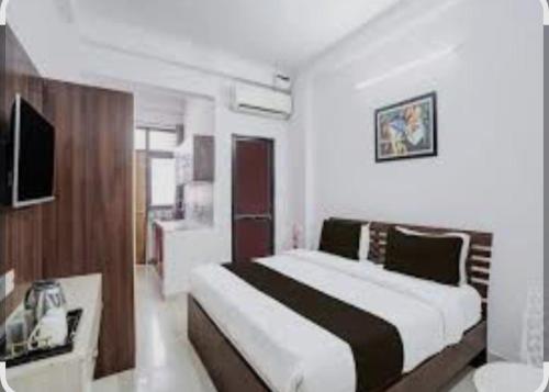 a bedroom with a large bed in a room at Hotel Namo Gange in Rishīkesh