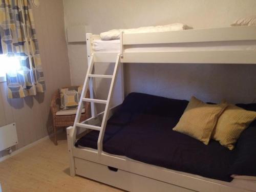 1 dormitorio con 2 literas y escalera en Central on Beitostølen with walking distance to everything, en Beitostølen
