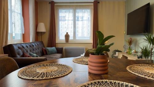 a living room with a table with two plates on it at Le Gîte de L'Etoile in Baccarat