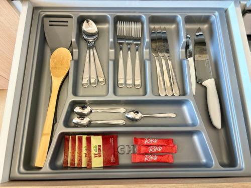 a tray filled with utensils and a utensil at Matrisa Boggiani 805 - Vivelite in Asuncion