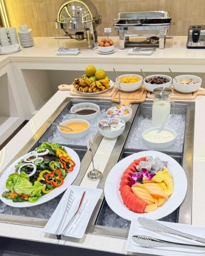 Marni Pattaya في جنوب باتايا: مطبخ مع أطباق الطعام على المنضدة