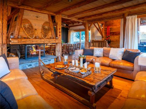 un soggiorno con un divano e un tavolo di Chalet Keramis - OVO Network a La Rivière-Enverse