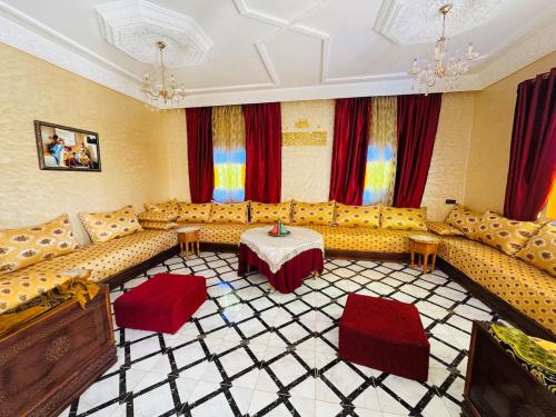 a living room with a couch and a table at Villa Privée avec Piscine et Calme Absolu 