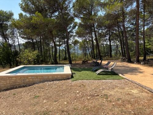 basen na środku podwórka w obiekcie Gîte de L'Embuissonnade w mieście Montfuron