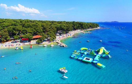 een luchtzicht op een strand met een waterglijbaan bij Mobile home SIMS in Biograd na Moru