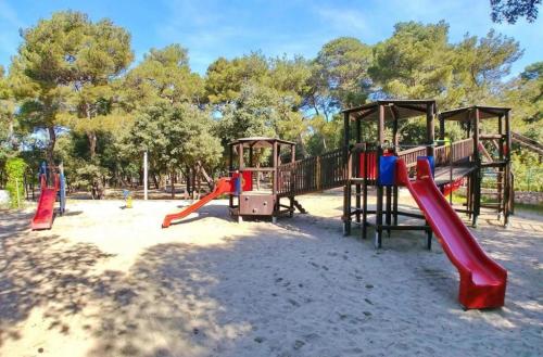 een speeltuin met een glijbaan bij Mobile home SIMS in Biograd na Moru