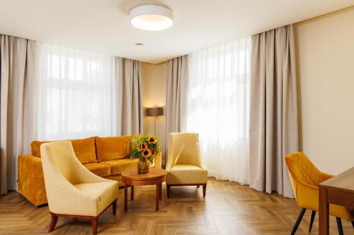 Uma área de estar em Jakubowy Hotel