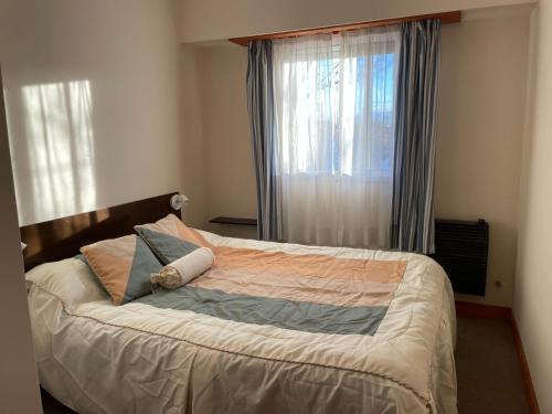 une chambre avec un grand lit avec une fenêtre dans l'établissement Casa Familiar, à La Porteña