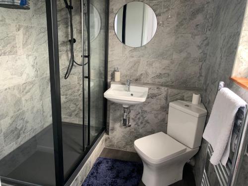 Et badeværelse på 2 Bed-Sleeps 4-Parking-Pets-10 min walk to Beach