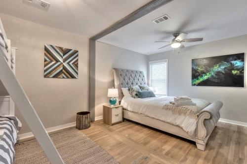 Ένα ή περισσότερα κρεβάτια σε δωμάτιο στο Walk to the Beach Daytona Beach