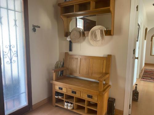 een kamer met een houten kast en een spiegel bij 4 Bedroom Villa in Arroyo in Benalmádena