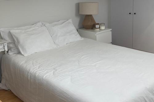 Ένα ή περισσότερα κρεβάτια σε δωμάτιο στο Cozy & Charming Apartment in Estrela