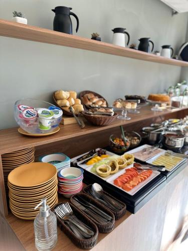 un buffet con piatti e cibo su uno scaffale di Maré Alta Beach Hall by AFT a Tamandaré