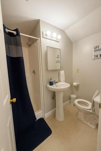 Koupelna v ubytování Perfect for Groups! 3BR-3BA Near WVU & Downtown