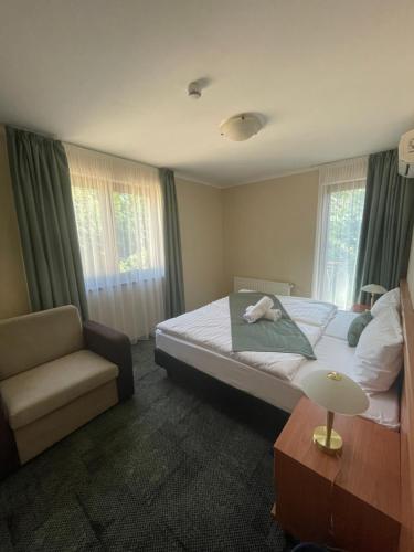 Ένα ή περισσότερα κρεβάτια σε δωμάτιο στο Hotel Anna Mátrafüred